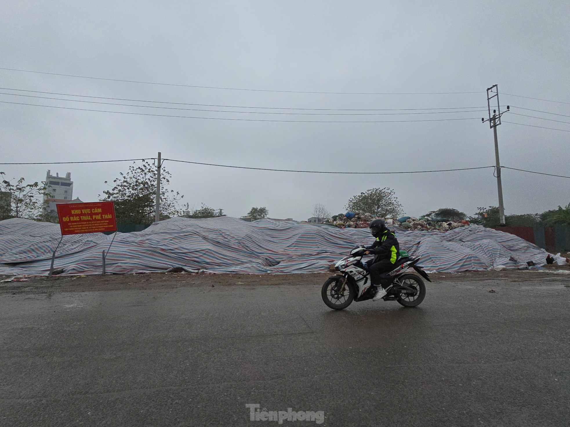 Hơn 40 tấn rác bánh kẹo vẫn chất cao như núi tại La Phù- Ảnh 1.