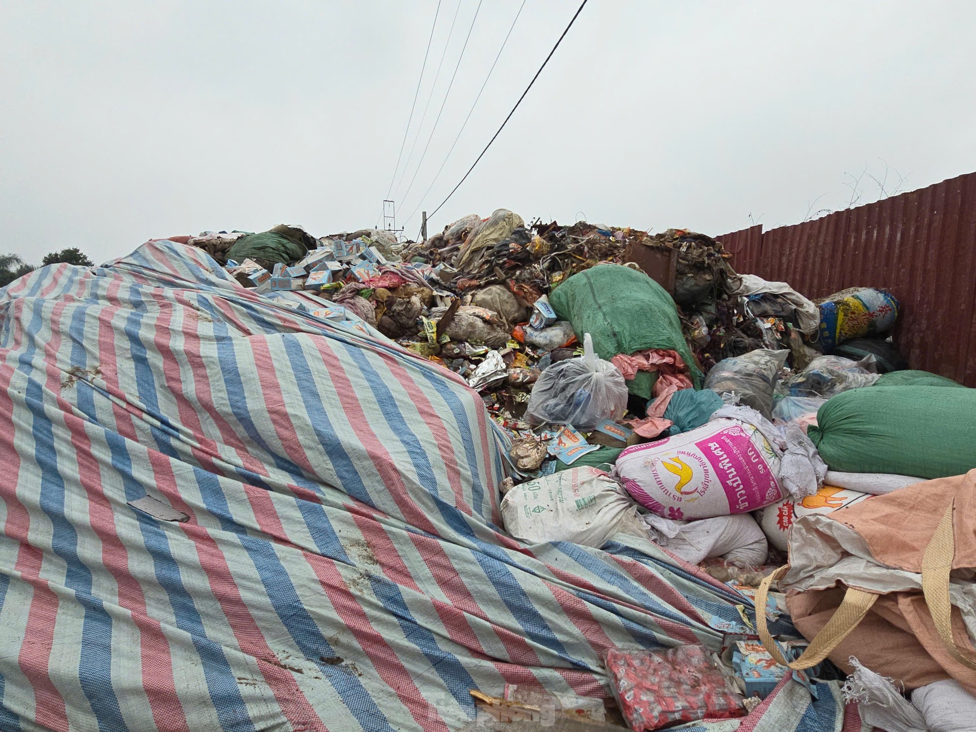 Hơn 40 tấn rác bánh kẹo vẫn chất cao như núi tại La Phù- Ảnh 2.