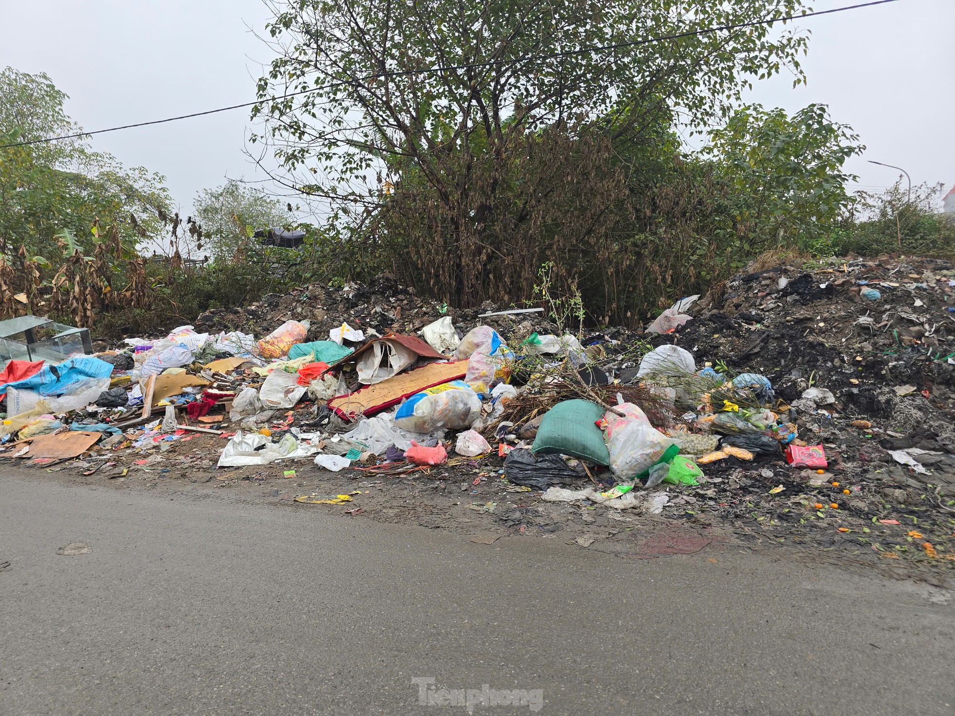 Hơn 40 tấn rác bánh kẹo vẫn chất cao như núi tại La Phù- Ảnh 8.