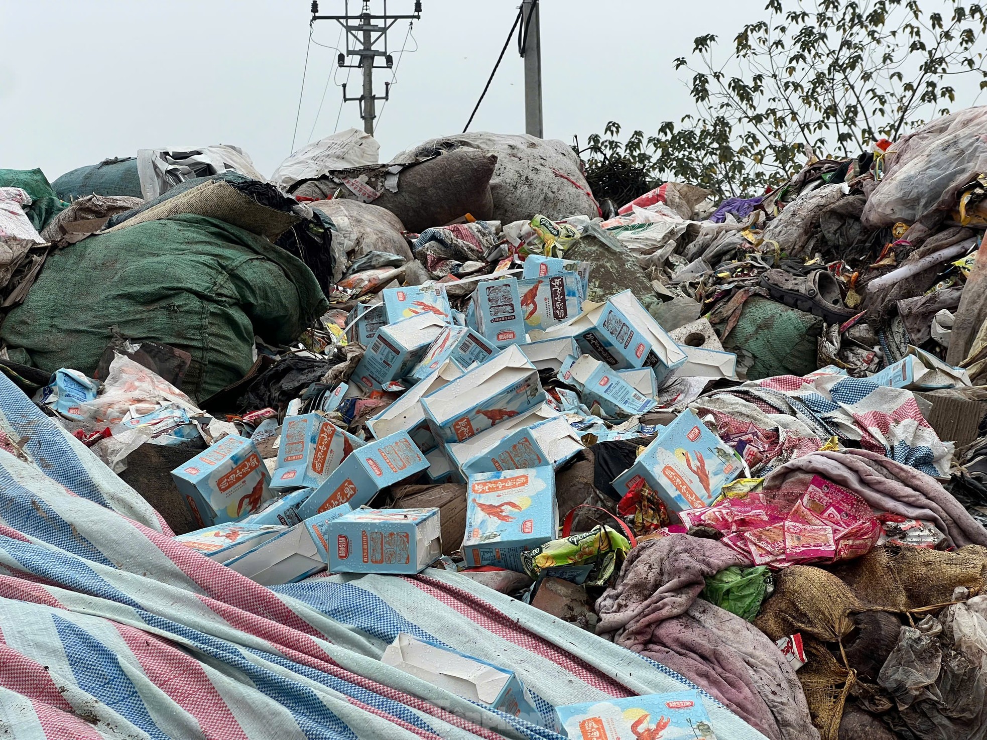 Hơn 40 tấn rác bánh kẹo vẫn chất cao như núi tại La Phù- Ảnh 3.