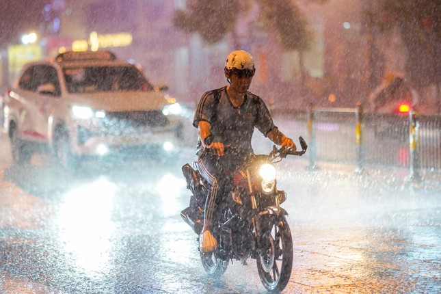 TPHCM tiếp tục mưa trái mùa, se lạnh trong tuần mới- Ảnh 1. TPHCM tiếp tục mưa trái mùa, se lạnh trong tuần mới- Ảnh 1.