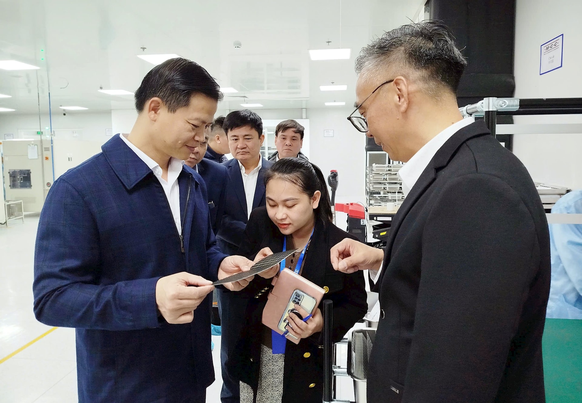 Doanh nghiệp bán dẫn ở Bắc Ninh vướng mắc, Chủ tịch tỉnh trực tiếp giải quyết- Ảnh 1. Doanh nghiệp bán dẫn ở Bắc Ninh vướng mắc, Chủ tịch tỉnh trực tiếp giải quyết- Ảnh 1.