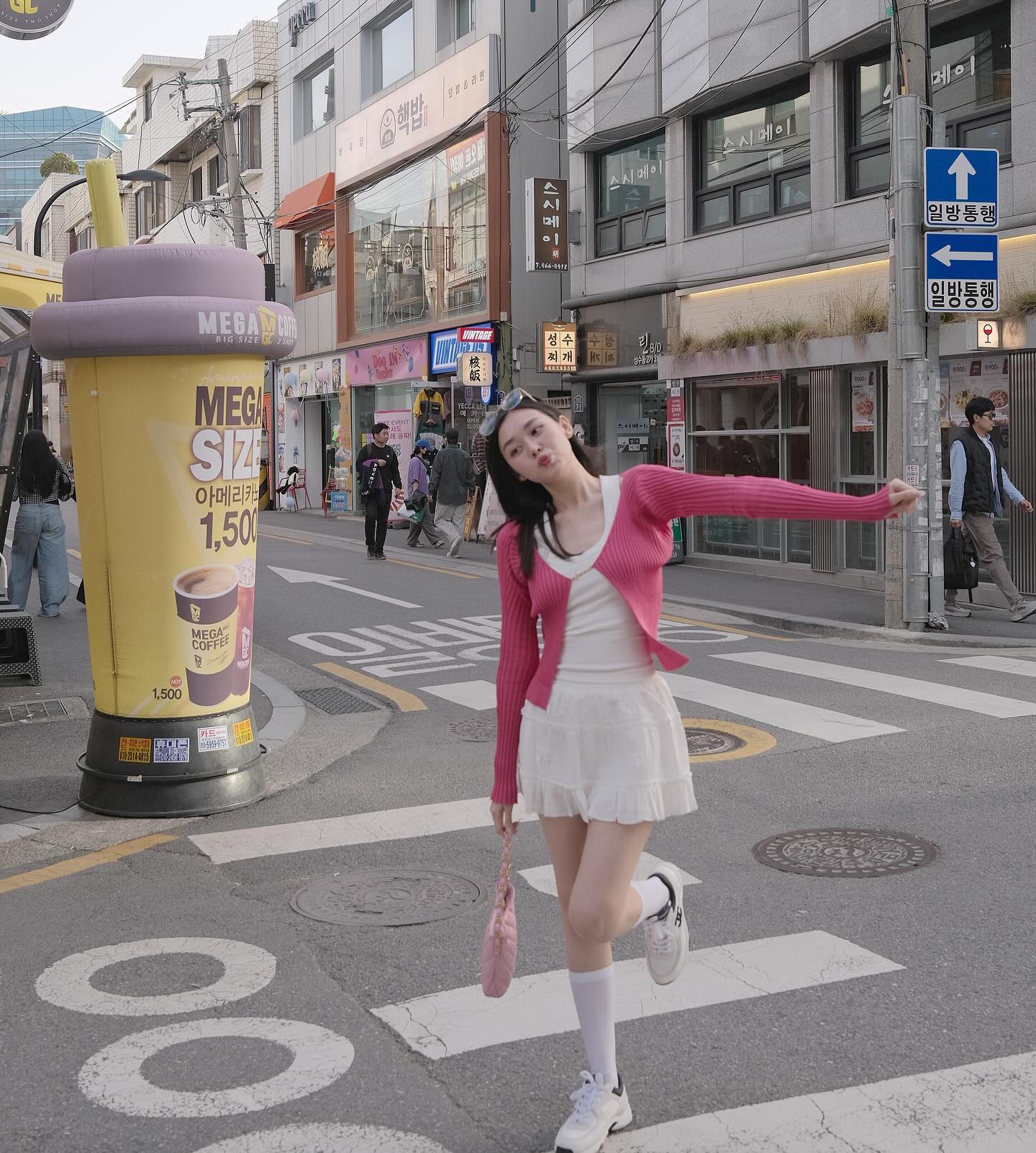 Gu chọn giày của các nàng dâu hào môn: 5 mẫu mã tinh tế, phối kiểu gì cũng đẹp- Ảnh 10. Gu chọn giày của các nàng dâu hào môn: 5 mẫu mã tinh tế, phối kiểu gì cũng đẹp- Ảnh 10.