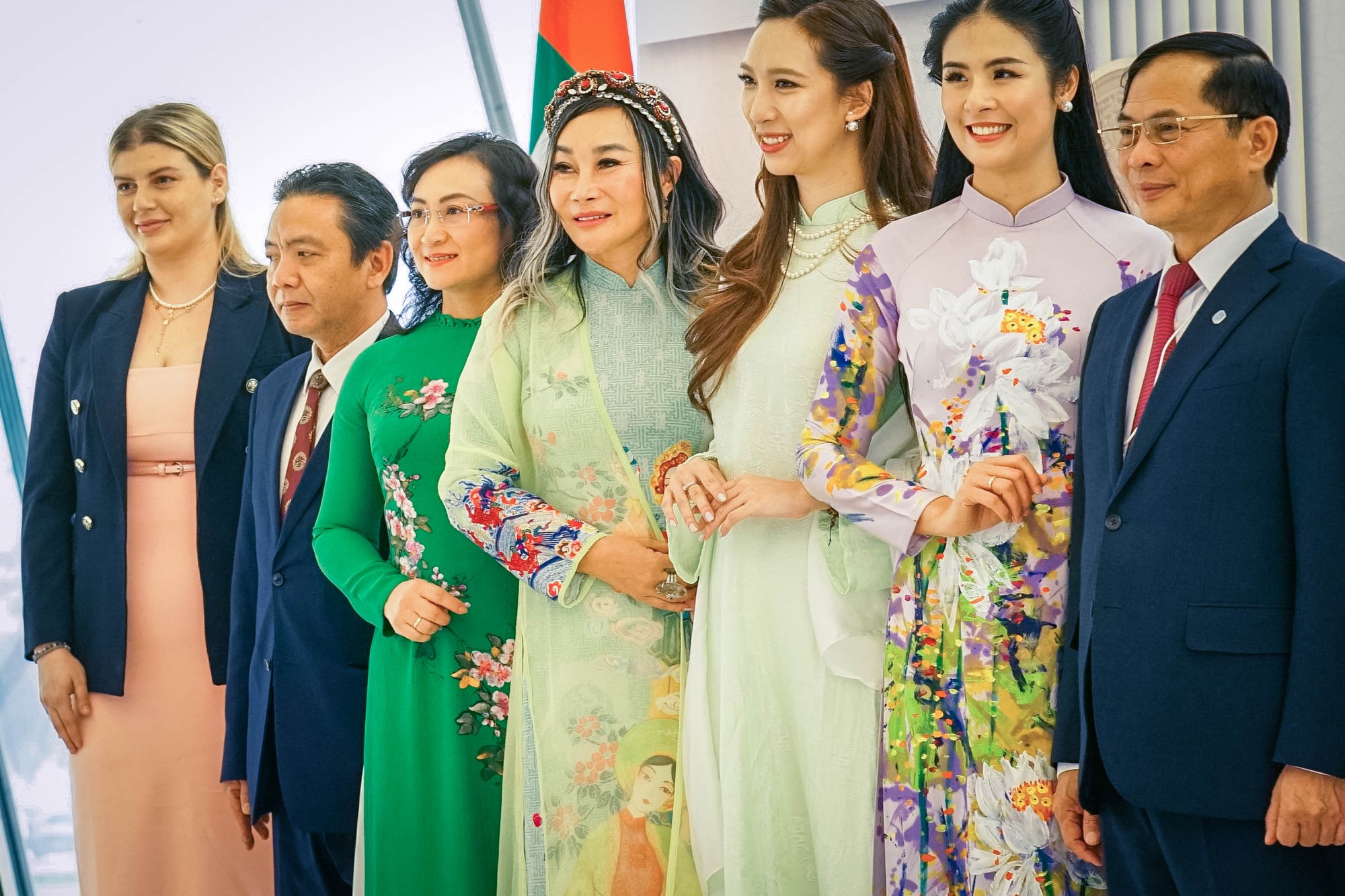 Mang 7 bức tranh quý đến trưng bày tại triển lãm tranh ở Dubai, nữ đại gia quảng cáo Hana Đặng muốn thế giới biết nhiều hơn về hội họa Việt Nam- Ảnh 5. Mang 7 bức tranh quý đến trưng bày tại triển lãm tranh ở Dubai, nữ đại gia quảng cáo Hana Đặng muốn thế giới biết nhiều hơn về hội họa Việt Nam- Ảnh 5.