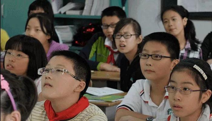 Học sinh ngồi bàn đầu, giữa hay cuối tương lai thành công hơn? Câu trả lời của giáo viên 30 năm kinh nghiệm gây bất ngờ!- Ảnh 2. Học sinh ngồi bàn đầu, giữa hay cuối tương lai thành công hơn? Câu trả lời của giáo viên 30 năm kinh nghiệm gây bất ngờ!- Ảnh 2.