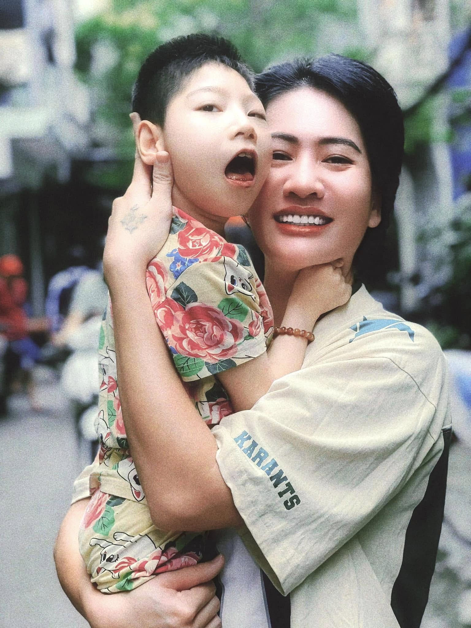 Nữ diễn viên Việt nổi tiếng: “Đến giờ, con tôi 14 tuổi vẫn phải ăn uống bằng… bơm xi lanh”- Ảnh 5. Nữ diễn viên Việt nổi tiếng: “Đến giờ, con tôi 14 tuổi vẫn phải ăn uống bằng… bơm xi lanh”- Ảnh 5.