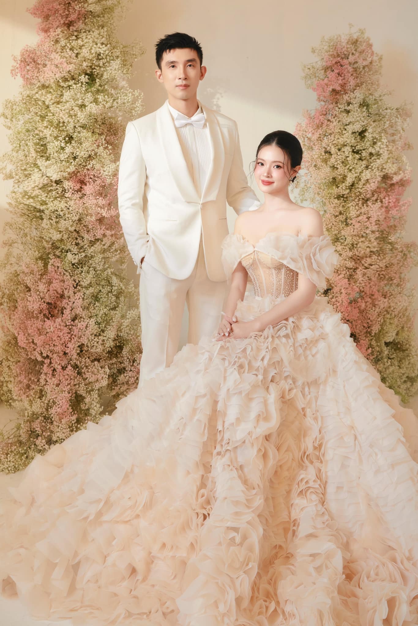 Midu - Đỗ Mỹ Linh: 2 nàng dâu hào môn cứ xuất hiện là gây sốt, cuộc sống hôn nhân có điều khác biệt- Ảnh 7. Midu - Đỗ Mỹ Linh: 2 nàng dâu hào môn cứ xuất hiện là gây sốt, cuộc sống hôn nhân có điều khác biệt- Ảnh 7.