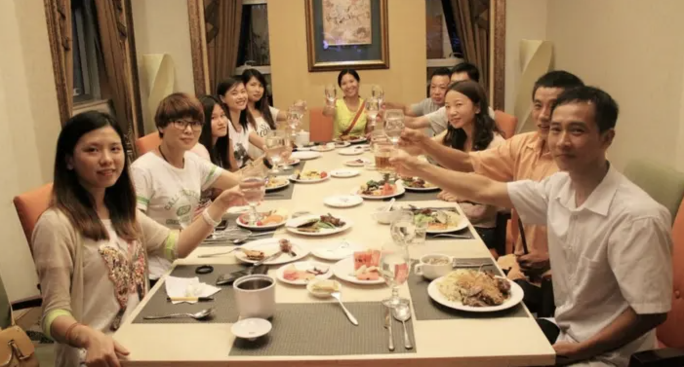 Đi họp lớp, người bạn giàu nhất xin đồ ăn thừa: Cả lớp cười chê nhưng ra đến cửa, thấy hành động của anh thì tất cả bàng hoàng- Ảnh 1. Đi họp lớp, người bạn giàu nhất xin đồ ăn thừa: Cả lớp cười chê nhưng ra đến cửa, thấy hành động của anh thì tất cả bàng hoàng- Ảnh 1.