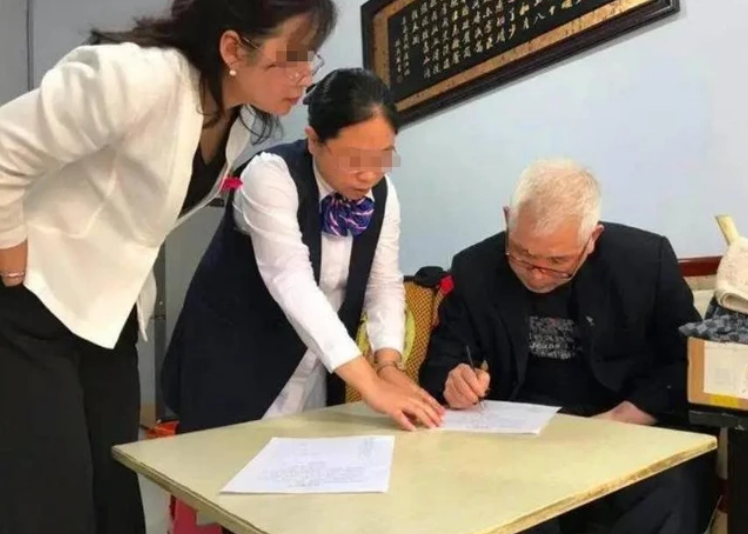 Ông cụ 69 tuổi bị lừa chi 19 tỷ đồng mua 7 gói bảo hiểm: Cơ quan chức năng vào cuộc điều tra, công ty bảo hiểm tuyên bố "sẽ hoàn trả tiền cho người mua"- Ảnh 1.