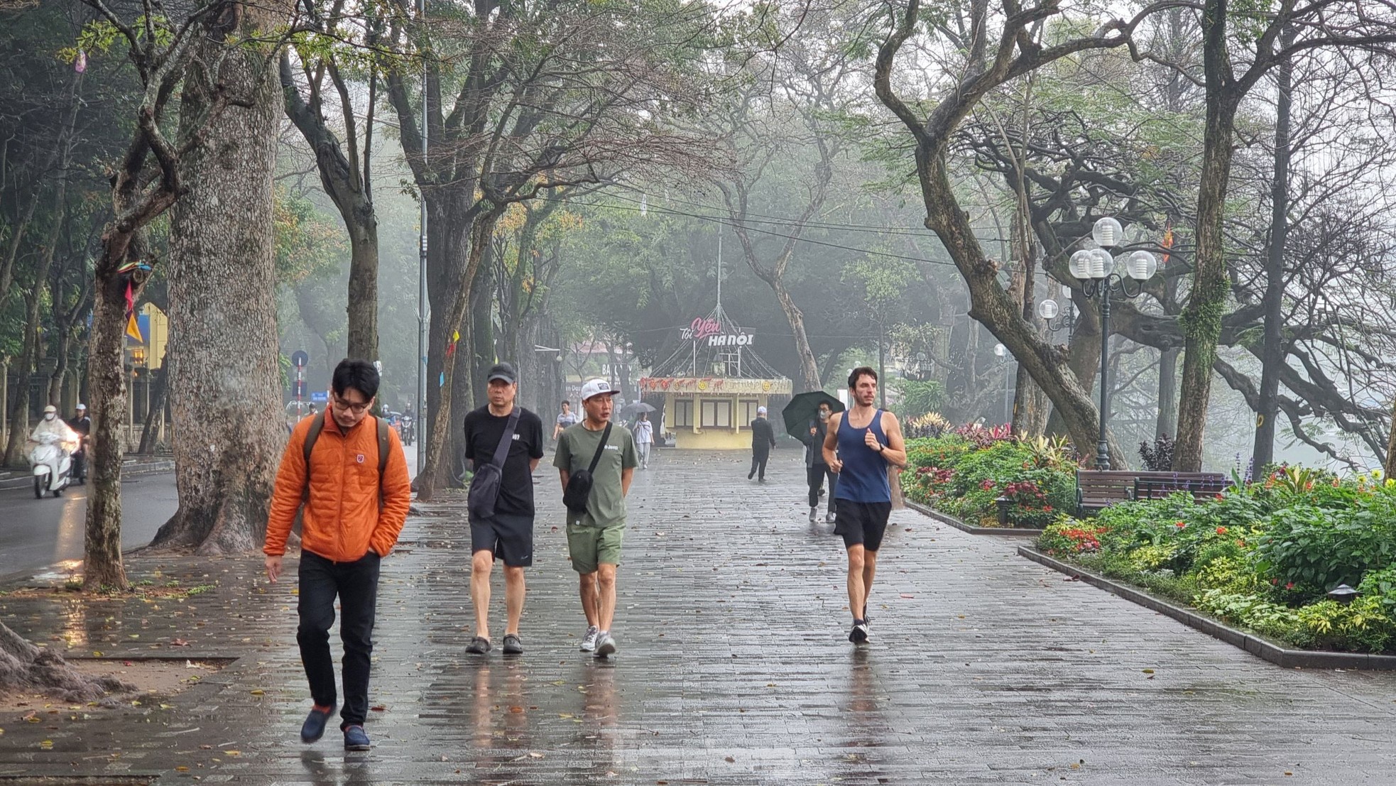 Có một Hà Nội 'mơ màng' trong làn mưa bụi, sương mù- Ảnh 1. Có một Hà Nội 'mơ màng' trong làn mưa bụi, sương mù- Ảnh 1.