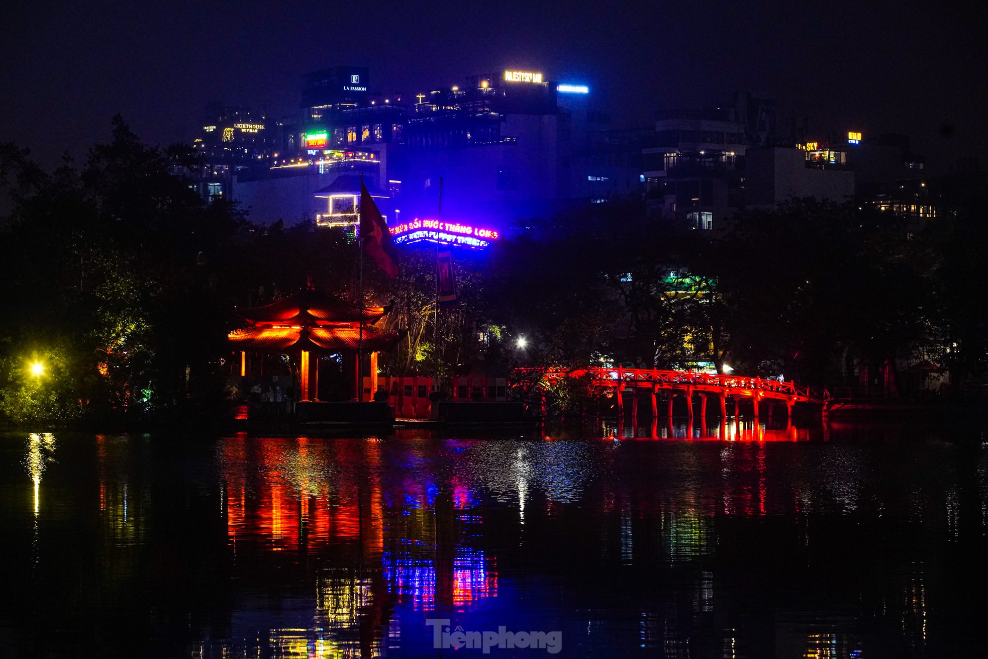 Có một Hà Nội 'mơ màng' trong làn mưa bụi, sương mù- Ảnh 13. Có một Hà Nội 'mơ màng' trong làn mưa bụi, sương mù- Ảnh 13.