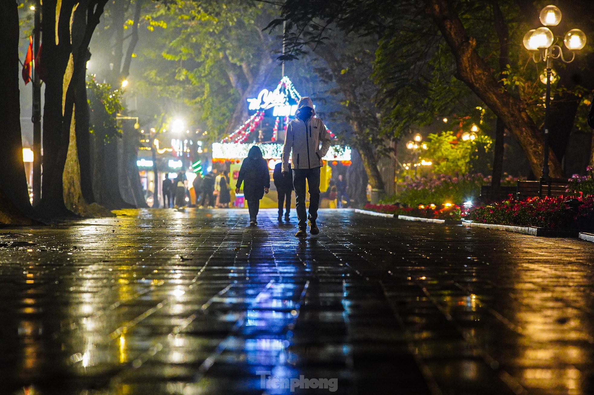 Có một Hà Nội 'mơ màng' trong làn mưa bụi, sương mù- Ảnh 14. Có một Hà Nội 'mơ màng' trong làn mưa bụi, sương mù- Ảnh 14.