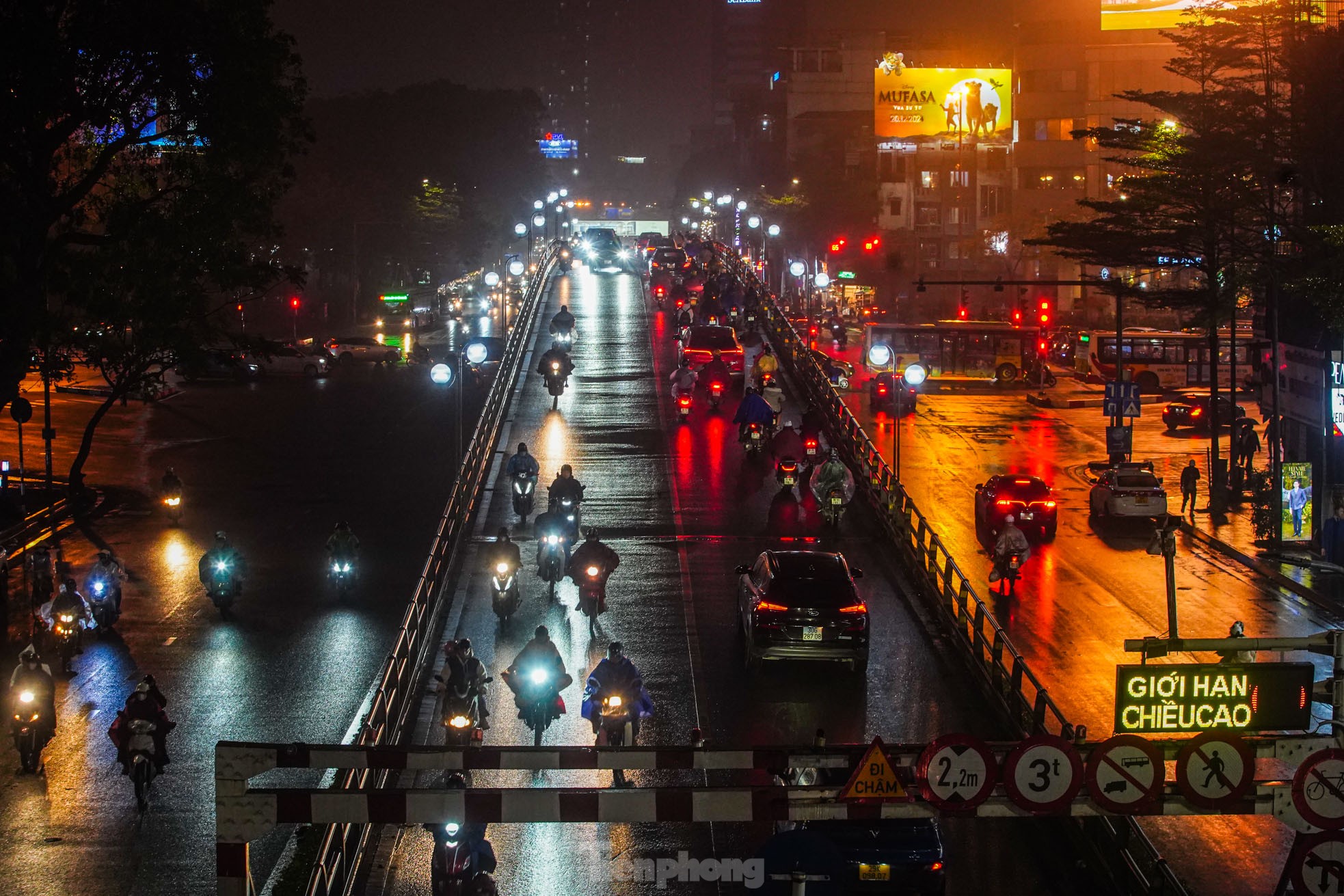 Có một Hà Nội 'mơ màng' trong làn mưa bụi, sương mù- Ảnh 16. Có một Hà Nội 'mơ màng' trong làn mưa bụi, sương mù- Ảnh 16.