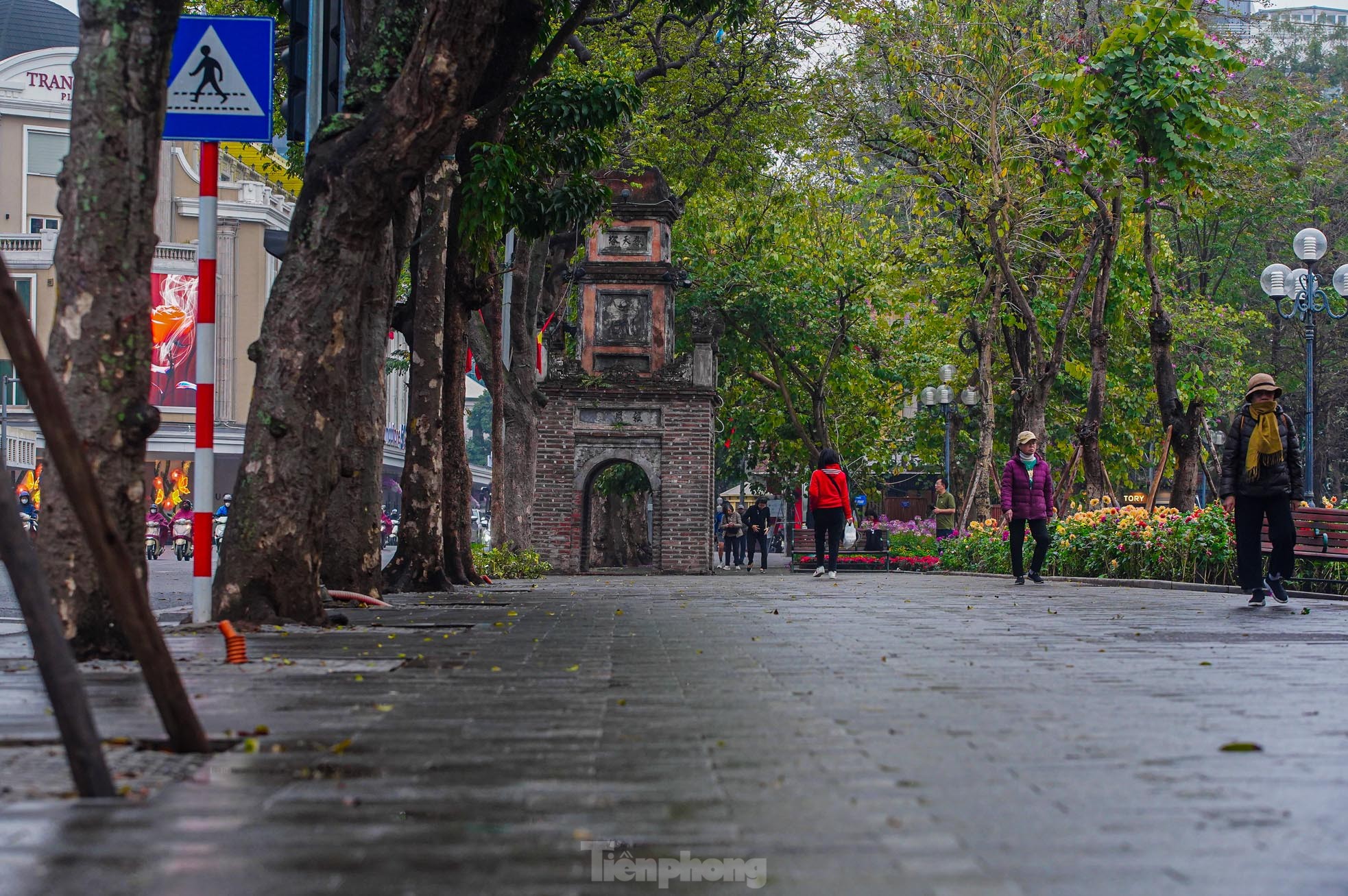 Có một Hà Nội 'mơ màng' trong làn mưa bụi, sương mù- Ảnh 5. Có một Hà Nội 'mơ màng' trong làn mưa bụi, sương mù- Ảnh 5.