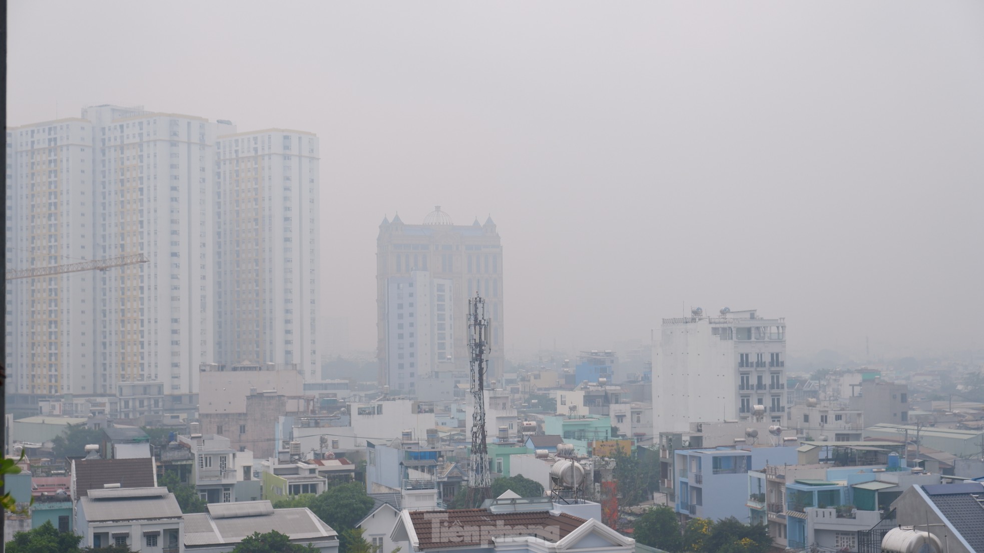 TPHCM lại chìm trong sương mù, đón đợt mưa trái mùa mới- Ảnh 4.