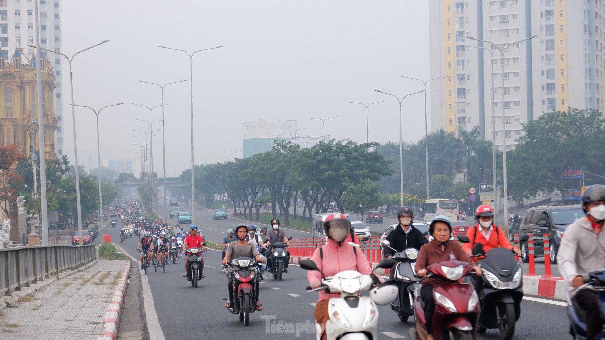 TPHCM lại chìm trong sương mù, đón đợt mưa trái mùa mới- Ảnh 1.