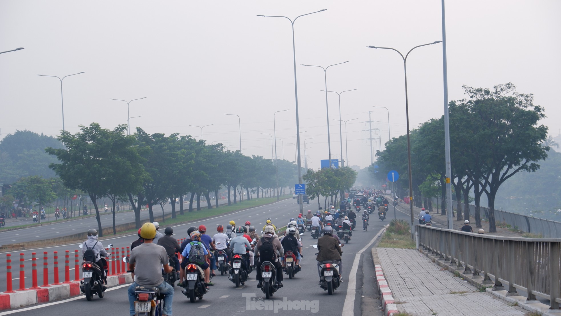 TPHCM lại chìm trong sương mù, đón đợt mưa trái mùa mới- Ảnh 2.