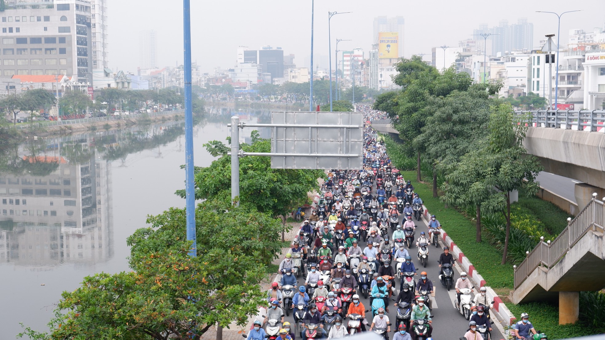 TPHCM lại chìm trong sương mù, đón đợt mưa trái mùa mới- Ảnh 3.