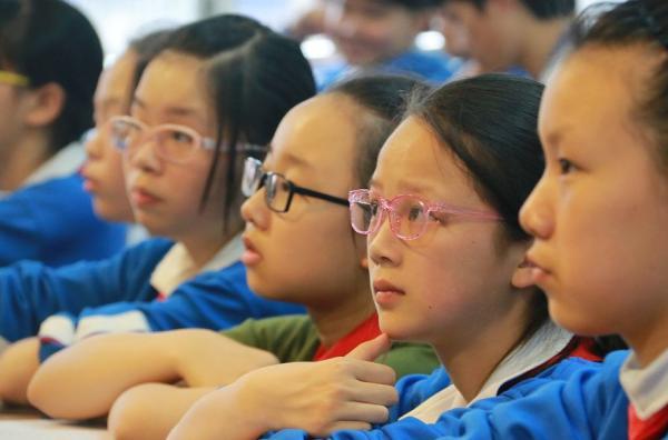 Học sinh ngồi bàn đầu, giữa hay cuối tương lai thành công hơn? Câu trả lời của giáo viên 30 năm kinh nghiệm gây bất ngờ!- Ảnh 3. Học sinh ngồi bàn đầu, giữa hay cuối tương lai thành công hơn? Câu trả lời của giáo viên 30 năm kinh nghiệm gây bất ngờ!- Ảnh 3.