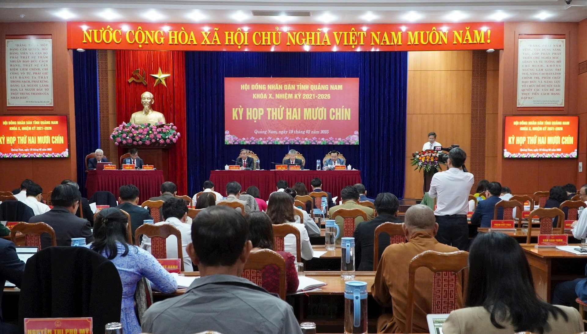 Quảng Nam chi 23,2 tỉ hỗ trợ thêm cho 97 người nghỉ hưu sớm- Ảnh 1. Quảng Nam chi 23,2 tỉ hỗ trợ thêm cho 97 người nghỉ hưu sớm- Ảnh 1.