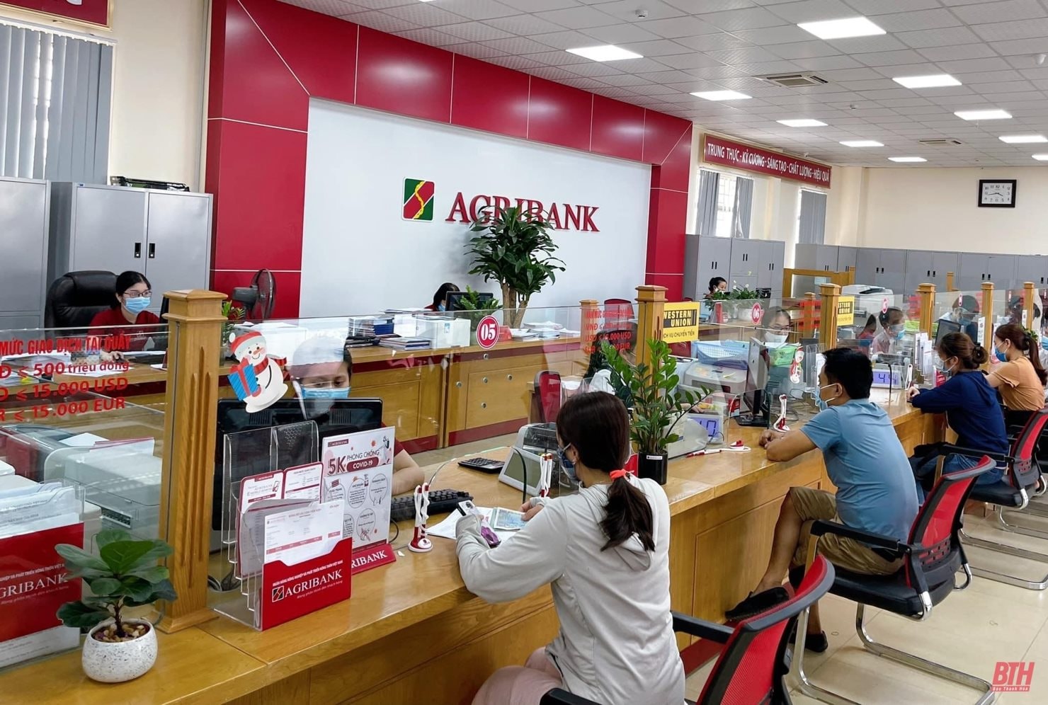 Lãi suất ngân hàng Agribank mới nhất tháng 02/2025: Gửi kỳ hạn 24 tháng có lãi suất cao nhất- Ảnh 1.