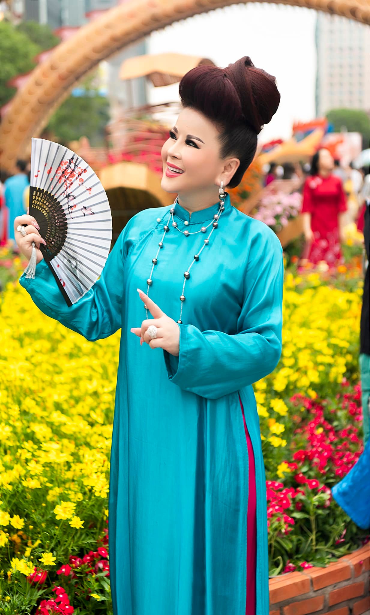 Phú bà kim cương quận 3 với kiểu tóc Phú bà kim cương quận 3 với kiểu tóc