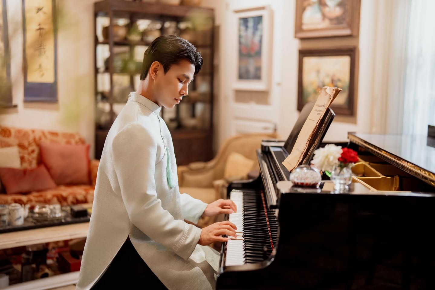 Văn Thanh vừa khoe ảnh nắm tay nàng hotgirl sexy, giàu có, liền có luôn thông báo gây xôn xao- Ảnh 5.