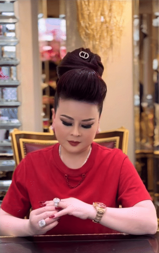 Phú bà kim cương quận 3 với kiểu tóc Phú bà kim cương quận 3 với kiểu tóc