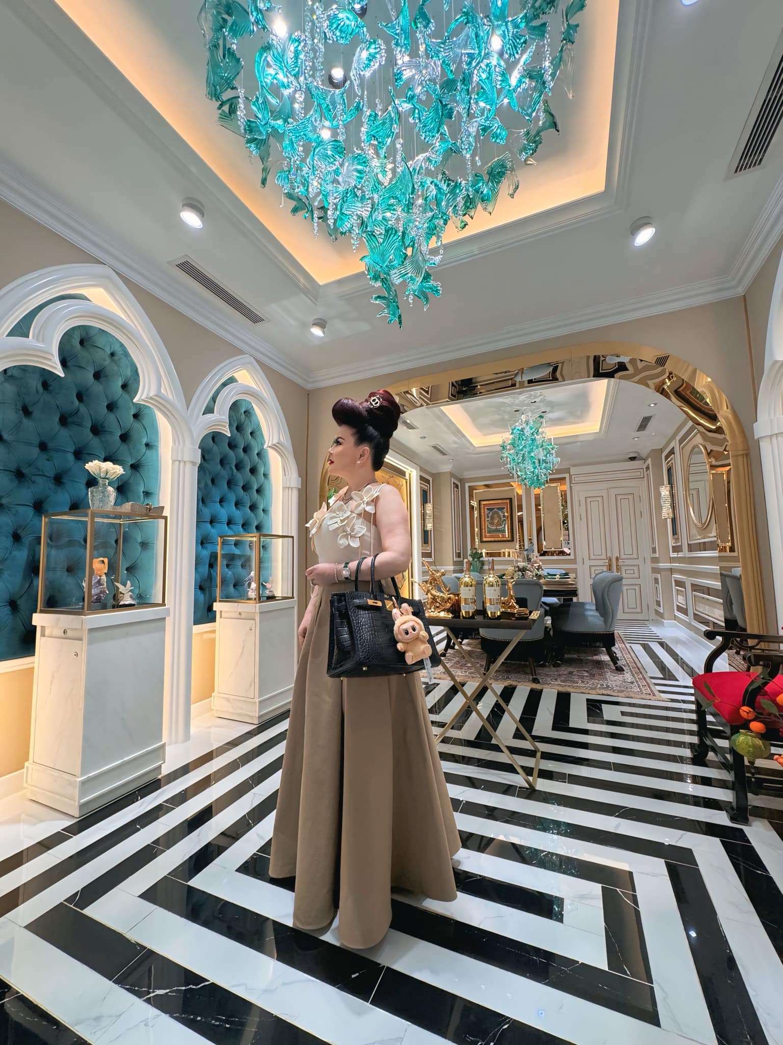 Phú bà kim cương quận 3 với kiểu tóc Phú bà kim cương quận 3 với kiểu tóc