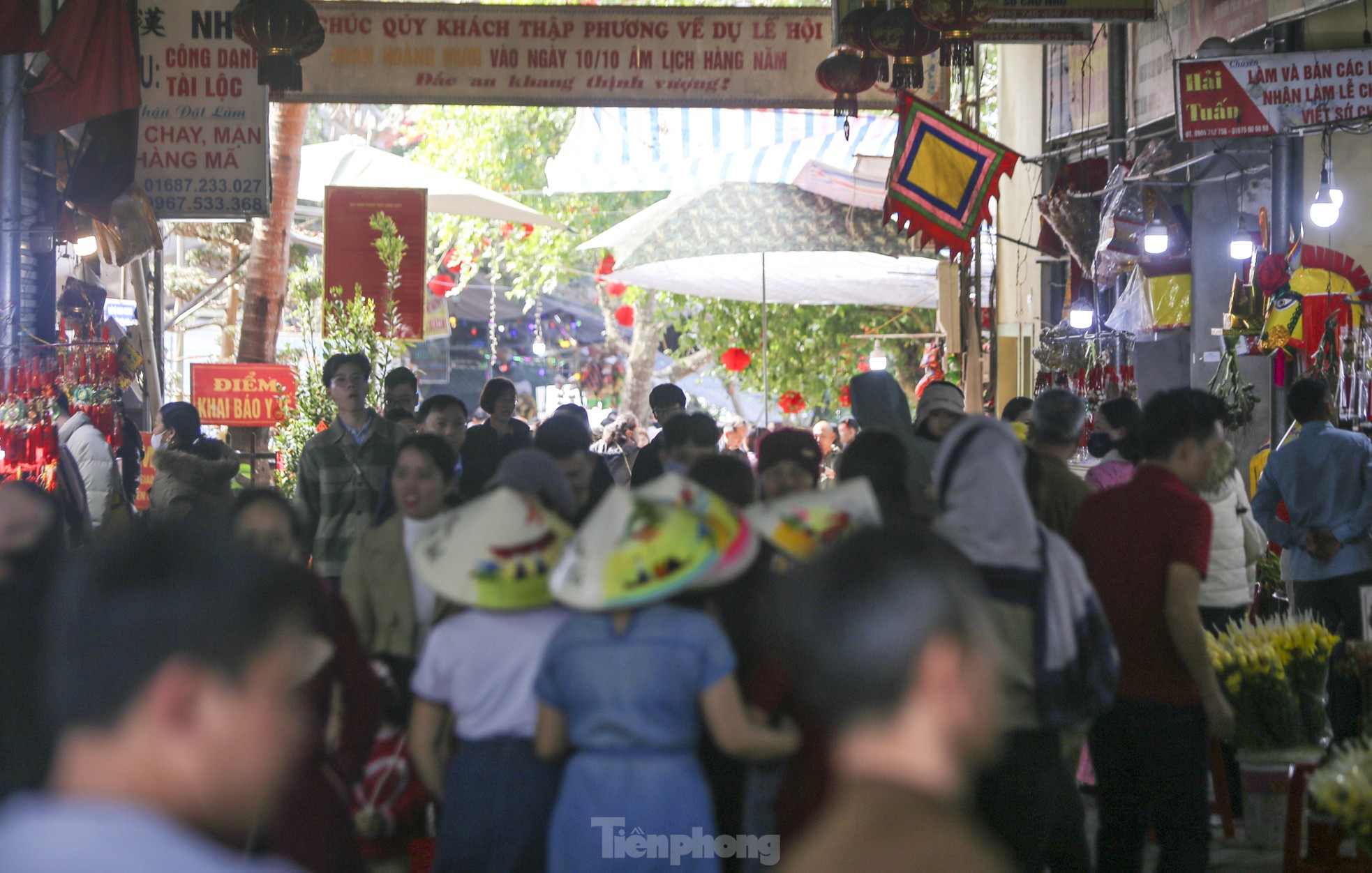 Ngày đầu năm về ngôi đền nộp hơn 25 tỷ đồng tiền công đức- Ảnh 1.