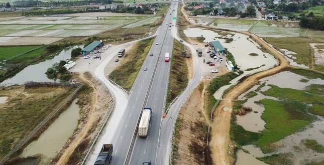 Cận cảnh ba trạm dừng nghỉ tạm trên cao tốc từ Hà Tĩnh ra Ninh Bình- Ảnh 1.