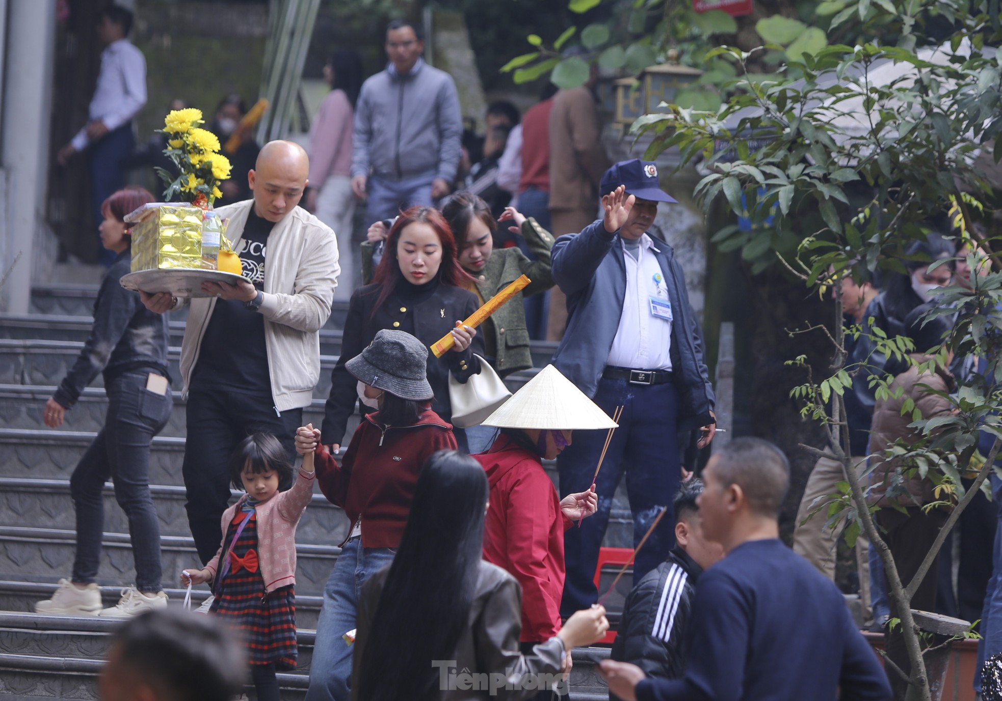 Ngày đầu năm về ngôi đền nộp hơn 25 tỷ đồng tiền công đức- Ảnh 12.