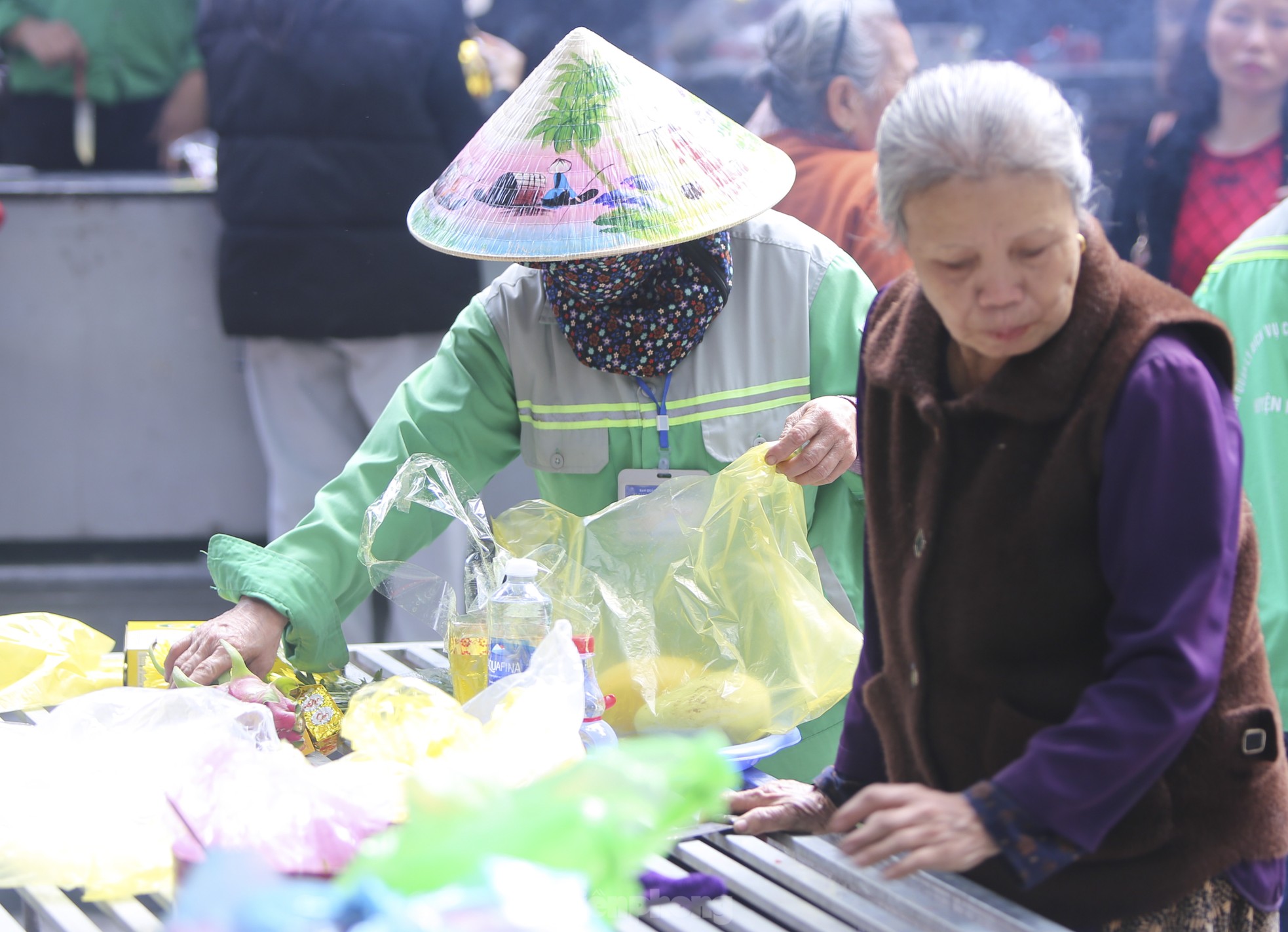 Ngày đầu năm về ngôi đền nộp hơn 25 tỷ đồng tiền công đức- Ảnh 15.