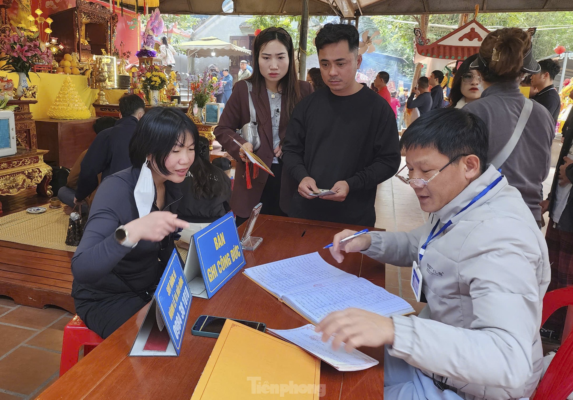 Ngày đầu năm về ngôi đền nộp hơn 25 tỷ đồng tiền công đức- Ảnh 11.