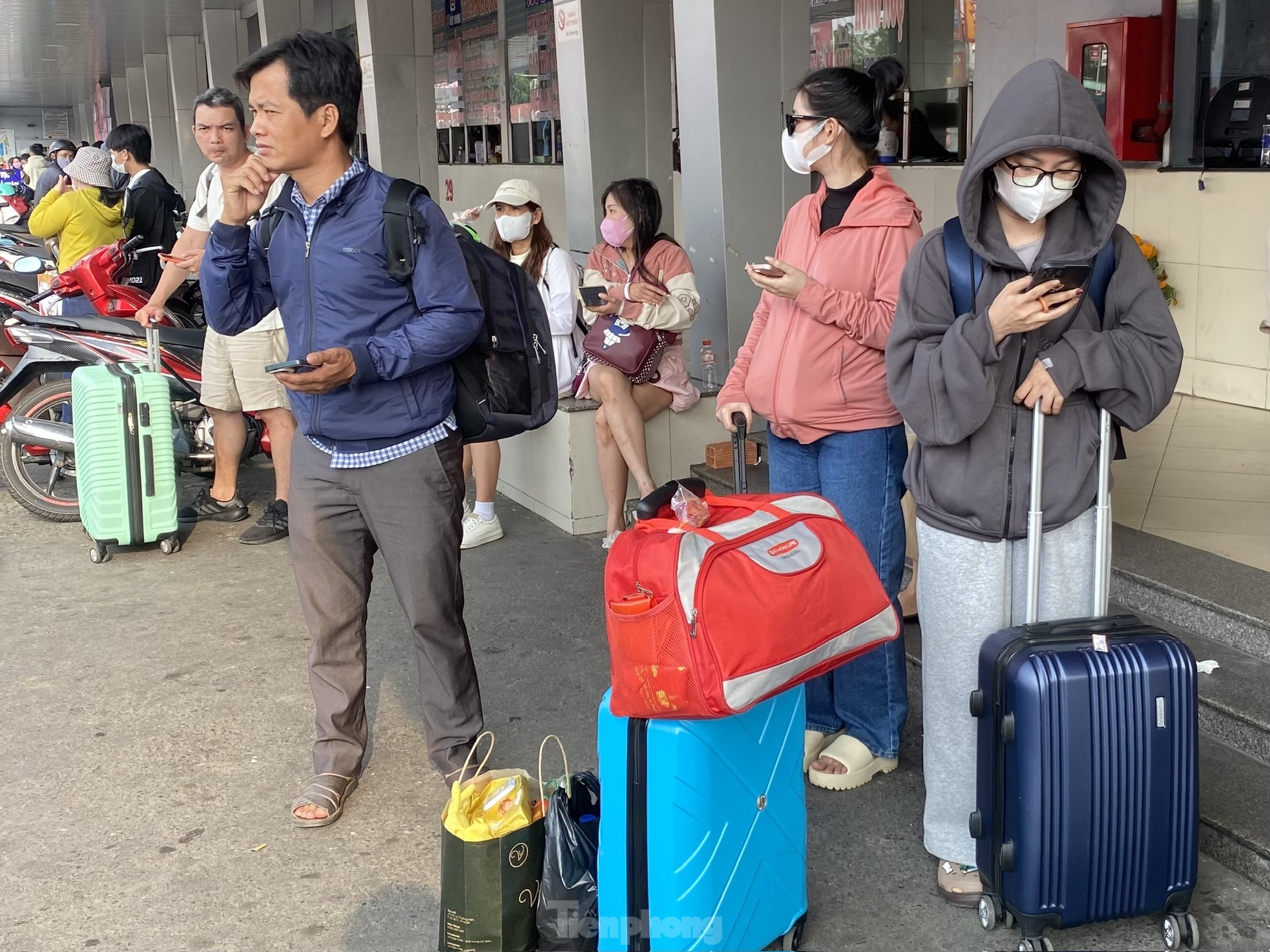 Người dân nô nức trở lại TPHCM ngày mùng 5 Tết Nguyên đán- Ảnh 17.