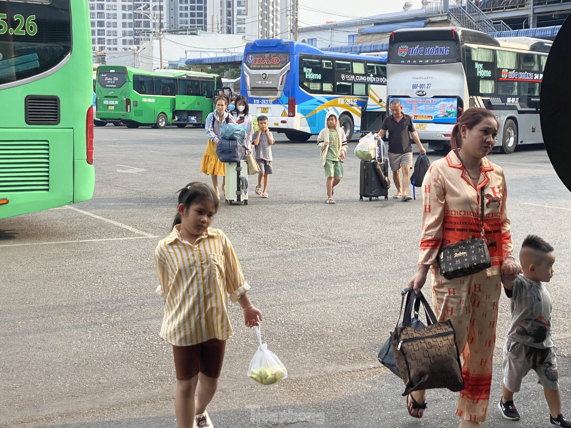 Người dân nô nức trở lại TPHCM ngày mùng 5 Tết Nguyên đán- Ảnh 15.