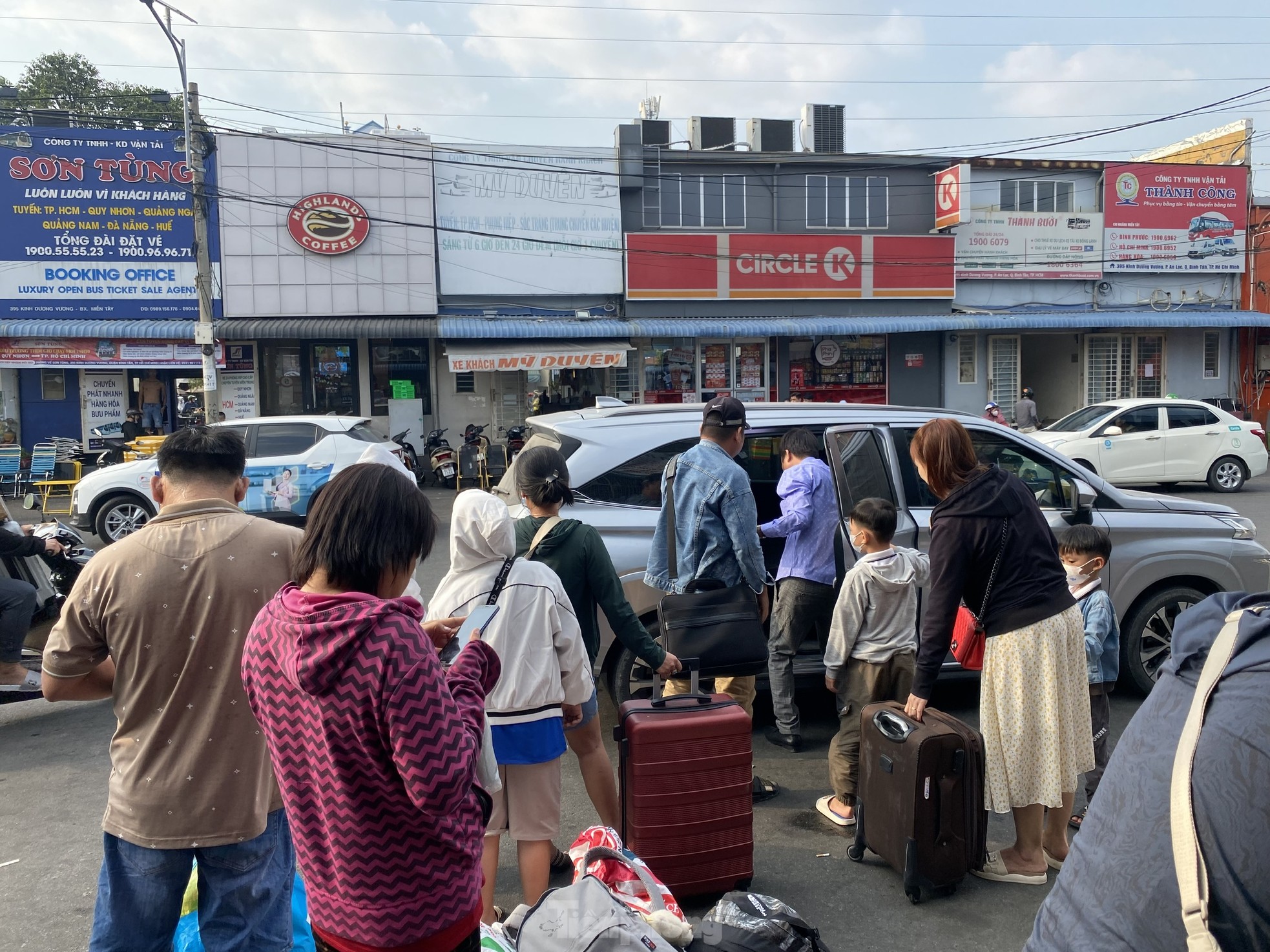 Người dân nô nức trở lại TPHCM ngày mùng 5 Tết Nguyên đán- Ảnh 18.