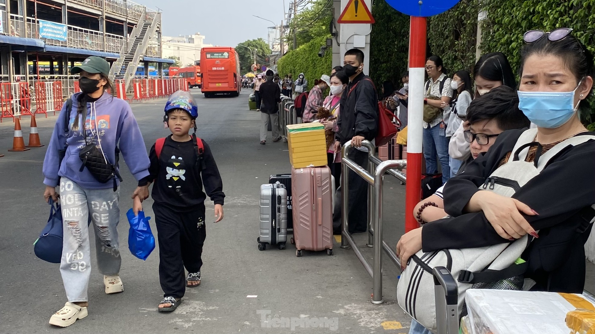 Người dân nô nức trở lại TPHCM ngày mùng 5 Tết Nguyên đán- Ảnh 16.