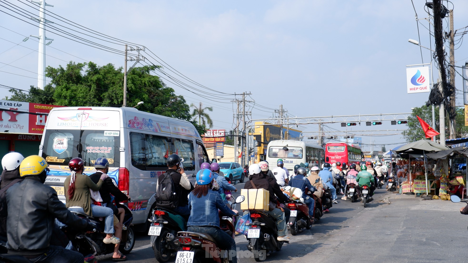 Người dân nô nức trở lại TPHCM ngày mùng 5 Tết Nguyên đán- Ảnh 2.