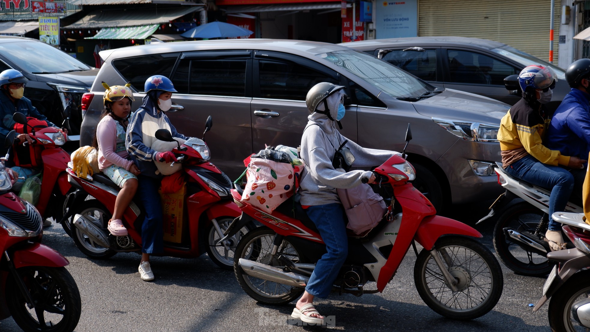 Người dân nô nức trở lại TPHCM ngày mùng 5 Tết Nguyên đán- Ảnh 3.