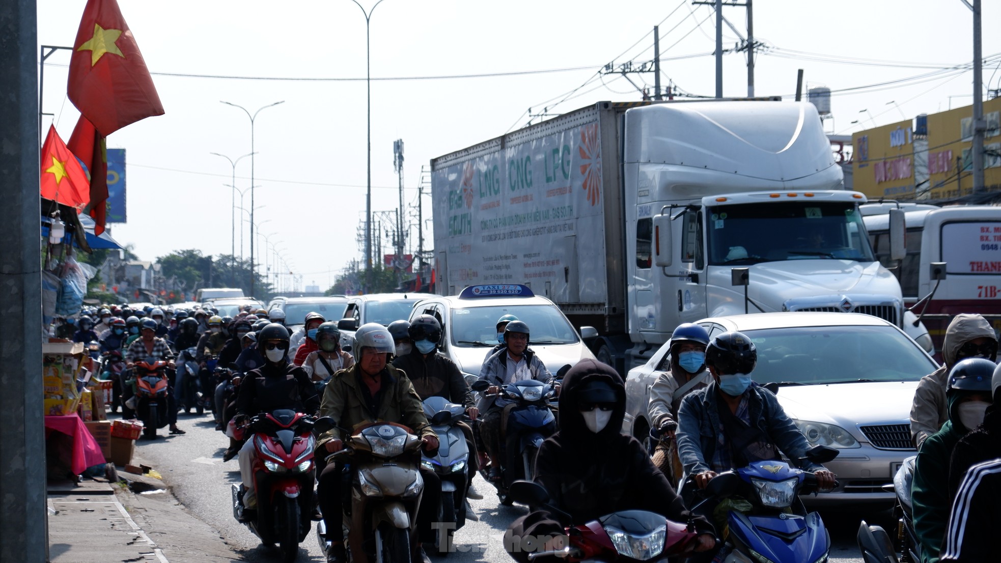 Người dân nô nức trở lại TPHCM ngày mùng 5 Tết Nguyên đán- Ảnh 1.