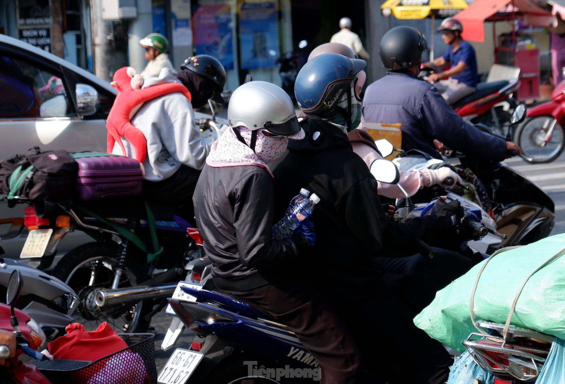 Người dân nô nức trở lại TPHCM ngày mùng 5 Tết Nguyên đán- Ảnh 5.