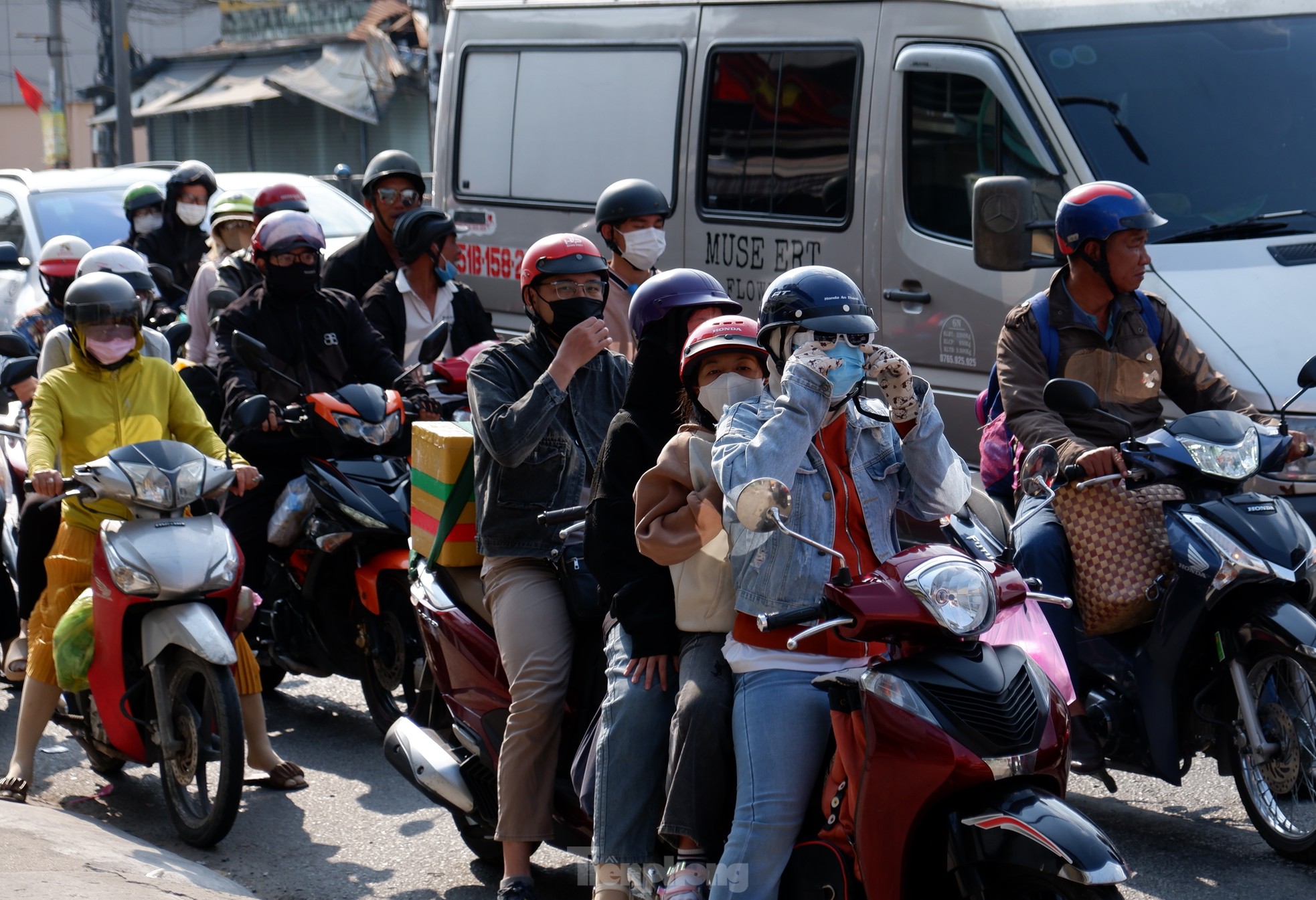 Người dân nô nức trở lại TPHCM ngày mùng 5 Tết Nguyên đán- Ảnh 12.