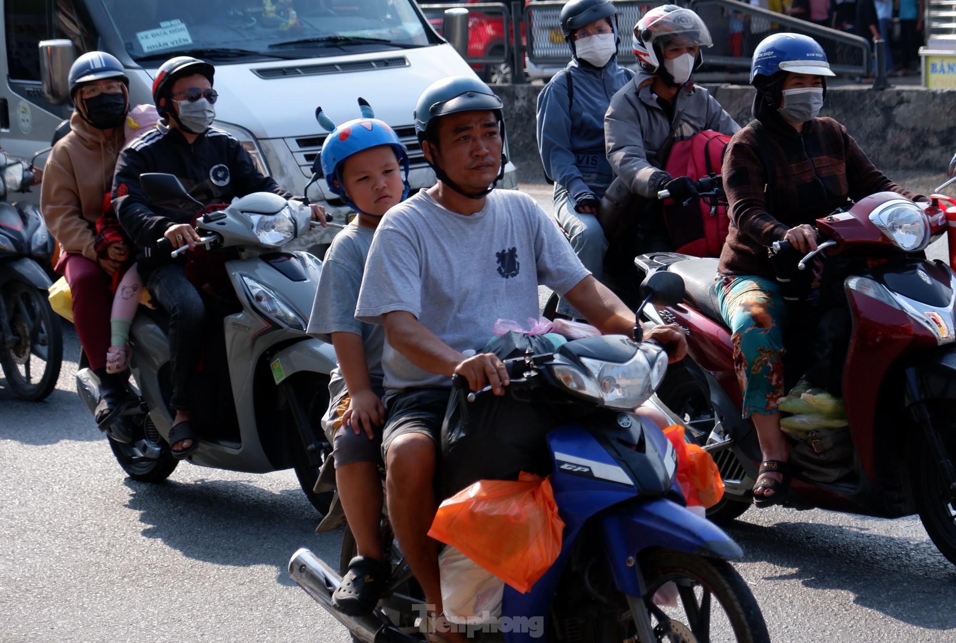 Người dân nô nức trở lại TPHCM ngày mùng 5 Tết Nguyên đán- Ảnh 11.