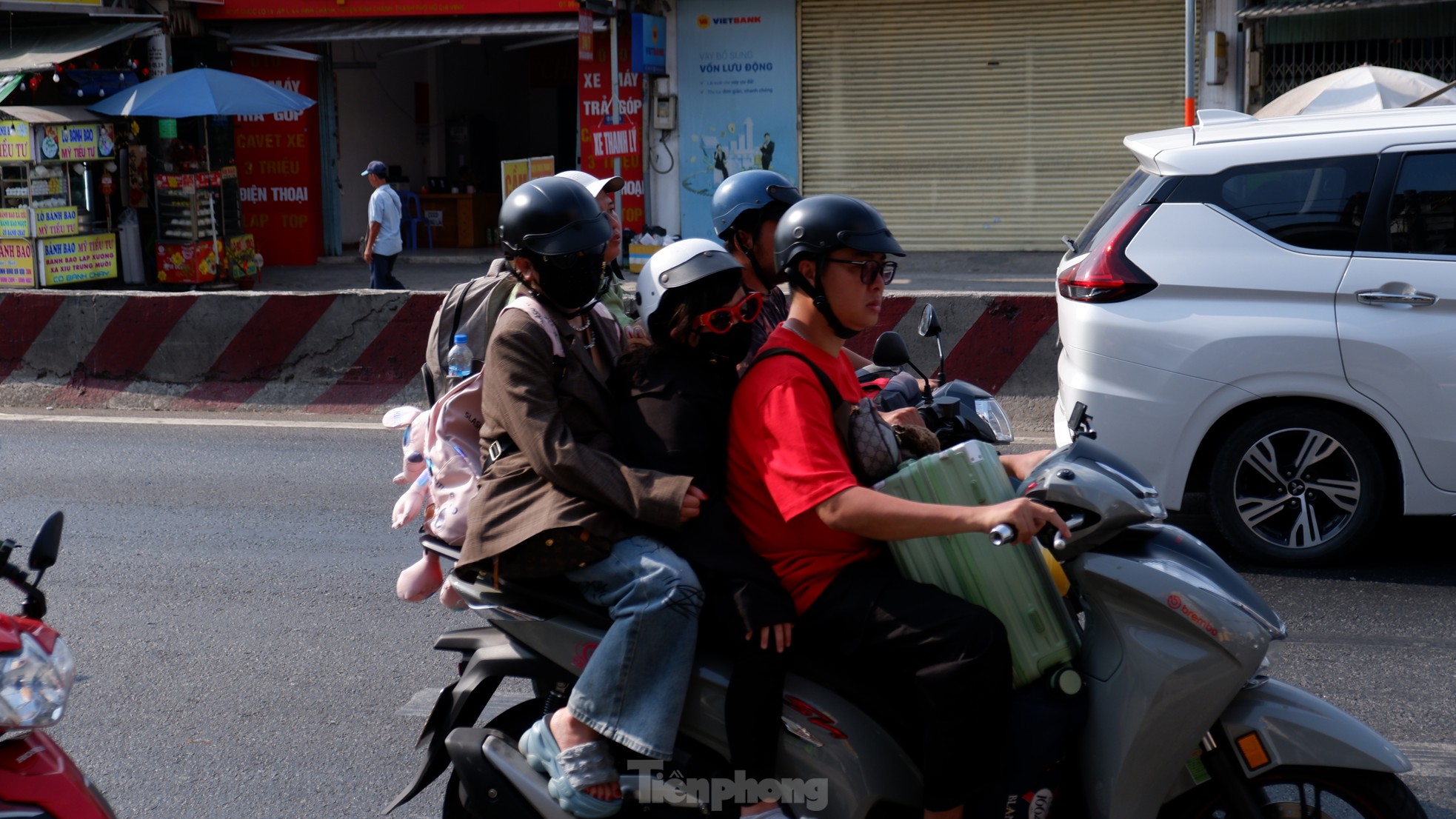 Người dân nô nức trở lại TPHCM ngày mùng 5 Tết Nguyên đán- Ảnh 10.