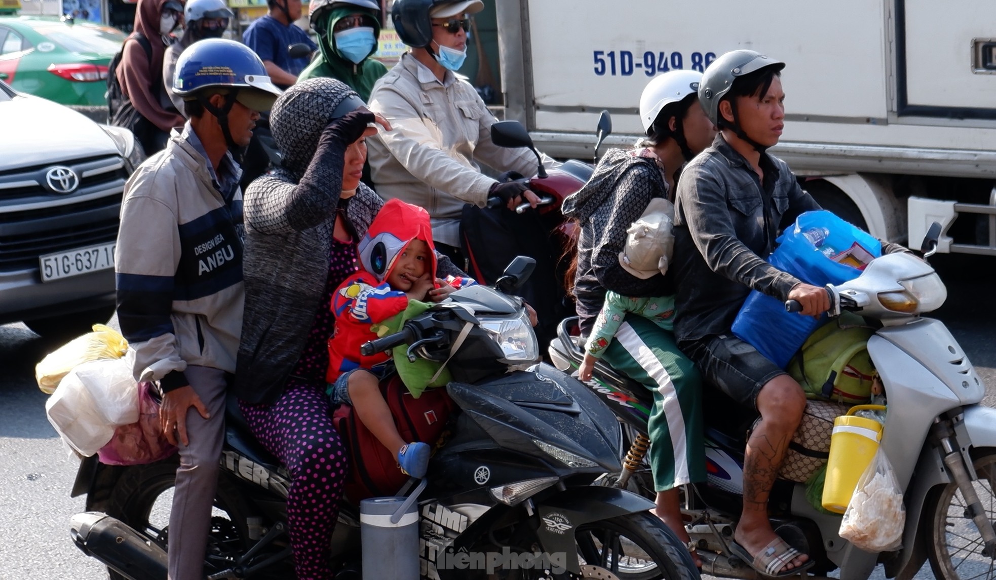 Người dân nô nức trở lại TPHCM ngày mùng 5 Tết Nguyên đán- Ảnh 6.