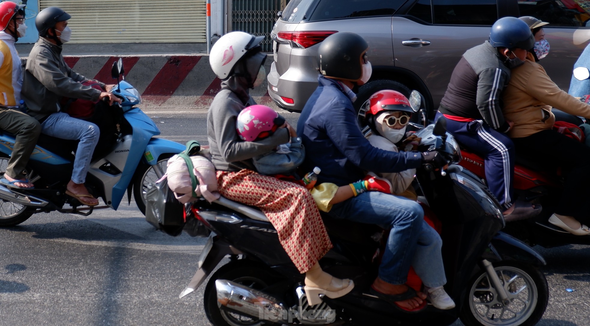 Người dân nô nức trở lại TPHCM ngày mùng 5 Tết Nguyên đán- Ảnh 9.