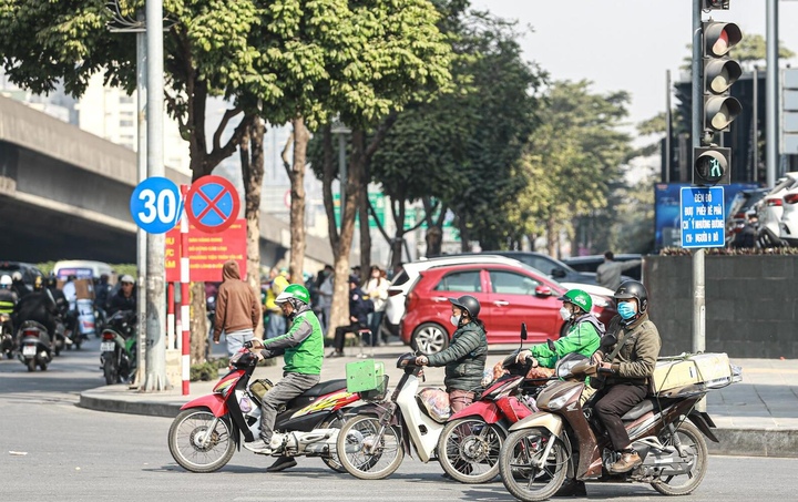 Đèn đỏ bật sáng nhưng cảnh sát giao thông cho đi, tài xế có bị phạt nguội?- Ảnh 1.