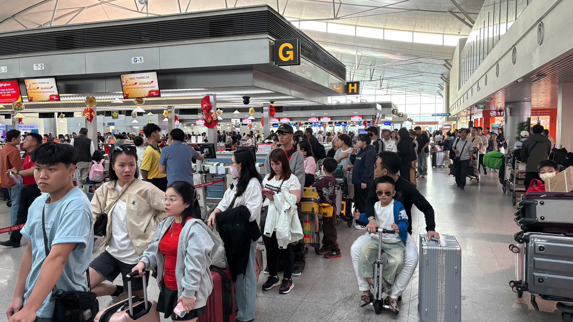 "Biển người" đang trở lại TP HCM qua sân bay Tân Sơn Nhất- Ảnh 1.