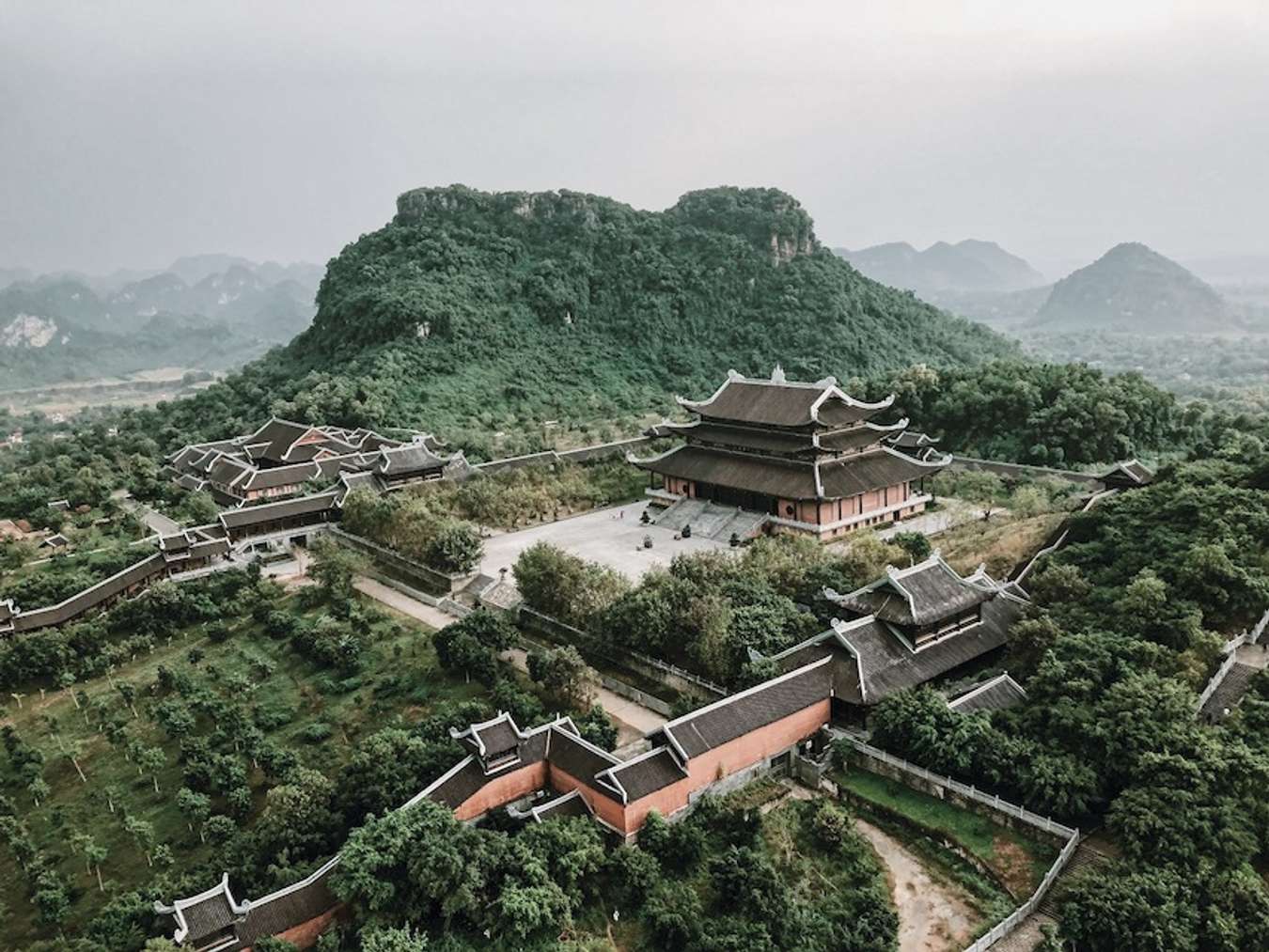 Điểm đến tâm linh tuyệt mỹ cách Hà Nội hơn 100km: Du khách ngắm khung cảnh hùng vĩ, tạm lánh chốn xô bồ nhân gian- Ảnh 1. Điểm đến tâm linh tuyệt mỹ cách Hà Nội hơn 100km: Du khách ngắm khung cảnh hùng vĩ, tạm lánh chốn xô bồ nhân gian- Ảnh 1.